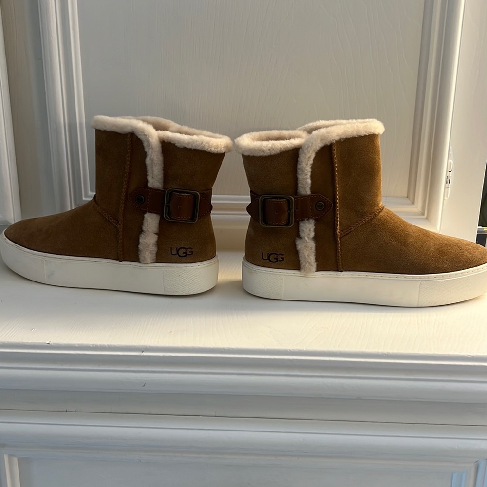 UGG Aika